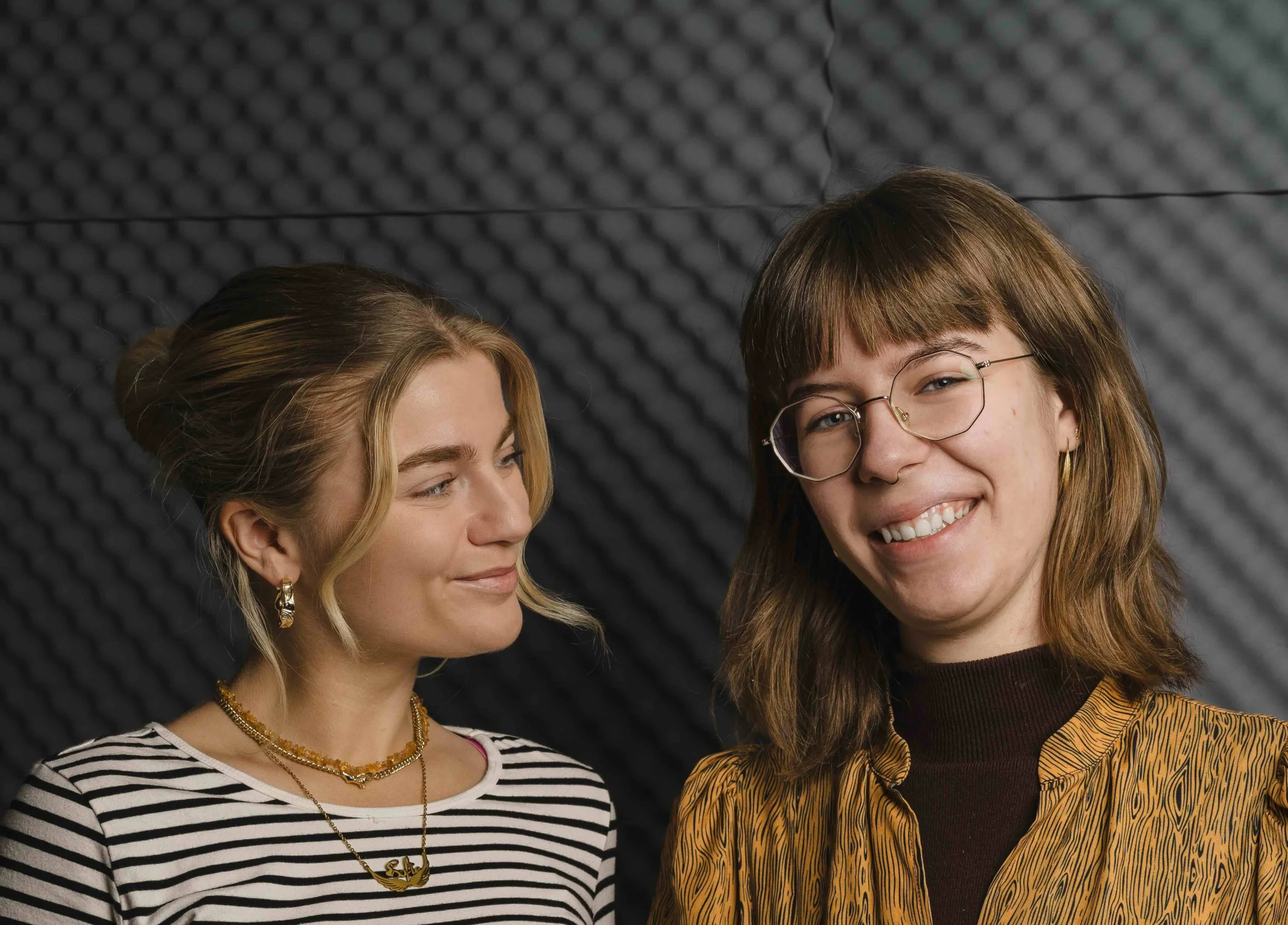 Billede af Sofie og Andrea i studiet.