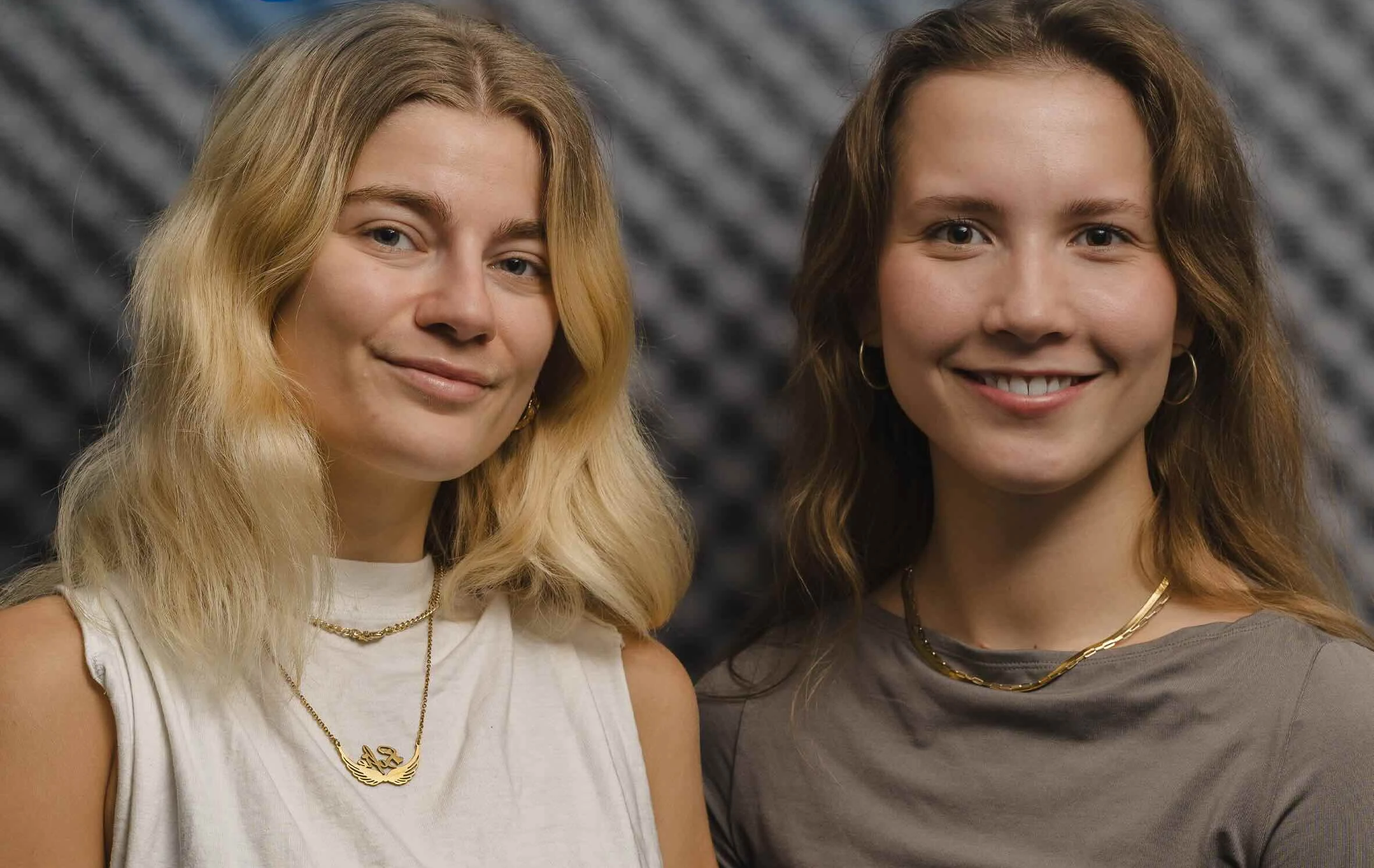 Sofie og Laura i podcaststudiet.