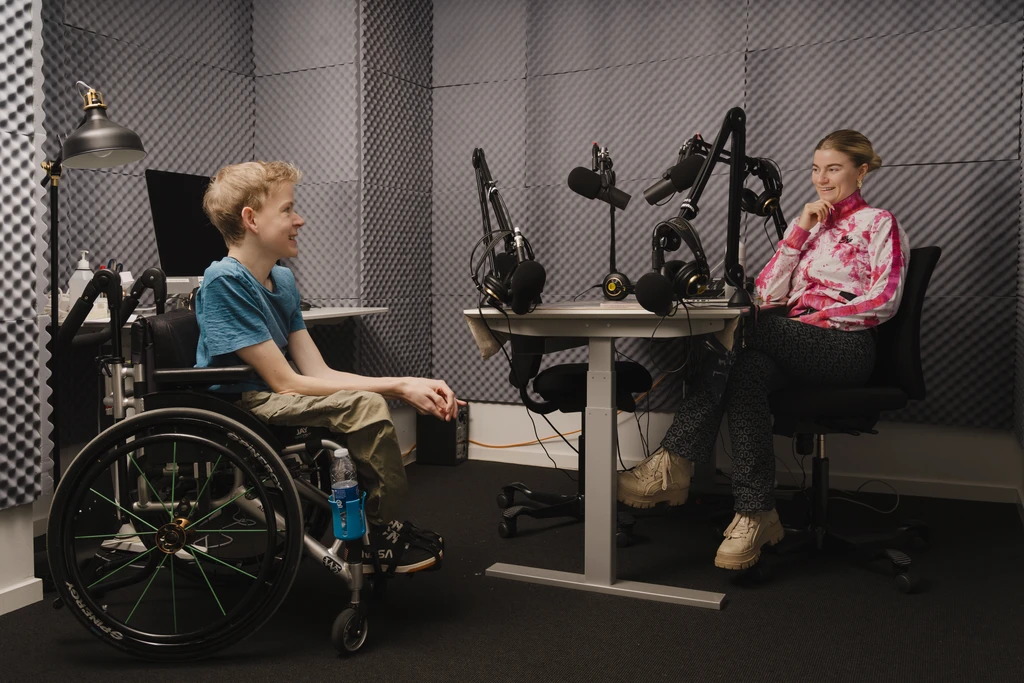 Sofie og Adam i podcaststudiet.