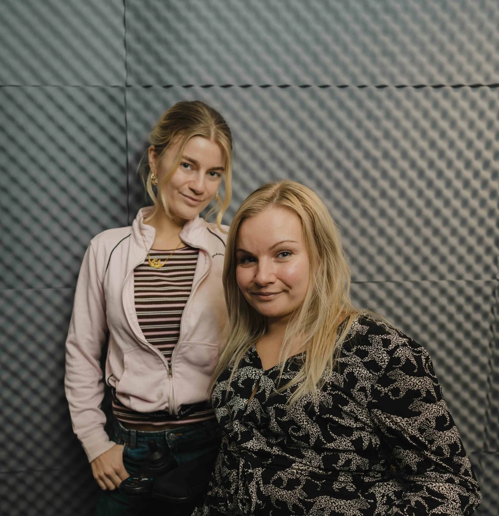 Sofie og Laura i podcaststudiet.