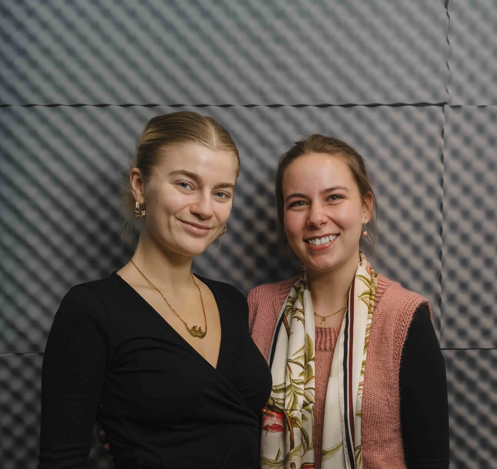 Sofie i podcaststudiet med Anna-Elisabeth.