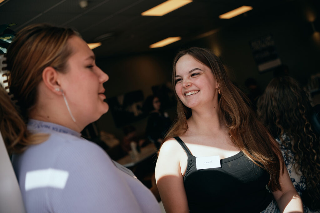 Billede af to unge der griner.