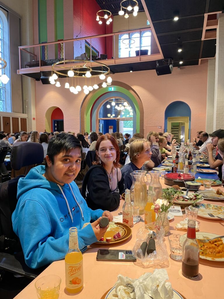 Billede fra fællesspisning i Absalon.