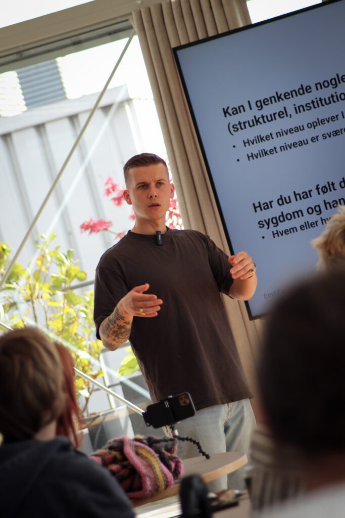 Billede af Emil Falster der holder oplæg og workshop om ableisme og universelt design.