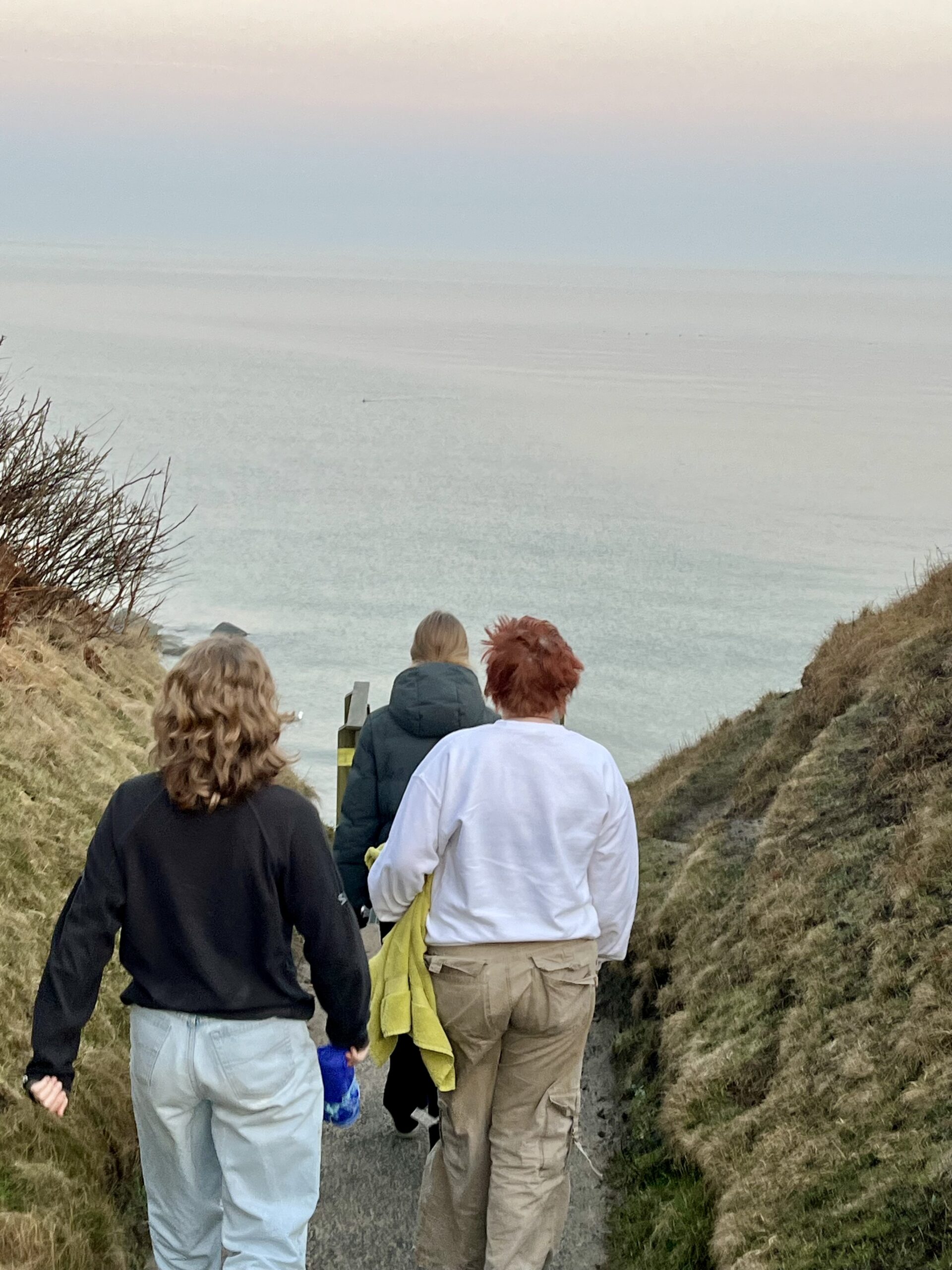 Billede af en gruppe unge, der er på vej til stranden på en sommerhustur. 