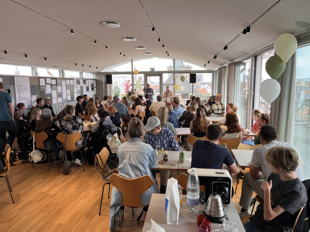 Billede fra afslutningsevent med besøg af venner og familie. 