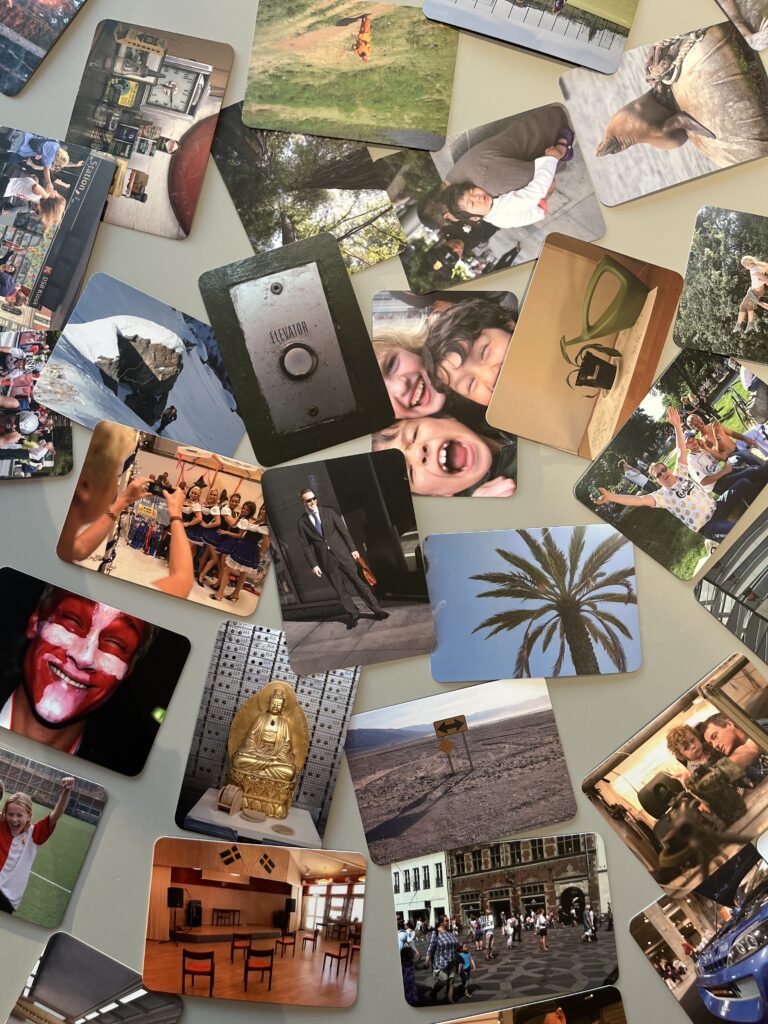 Forskellige billedekort spredt ud på et bord. Ofte starter vi med at trække et kort, som viser hvordan man har det.