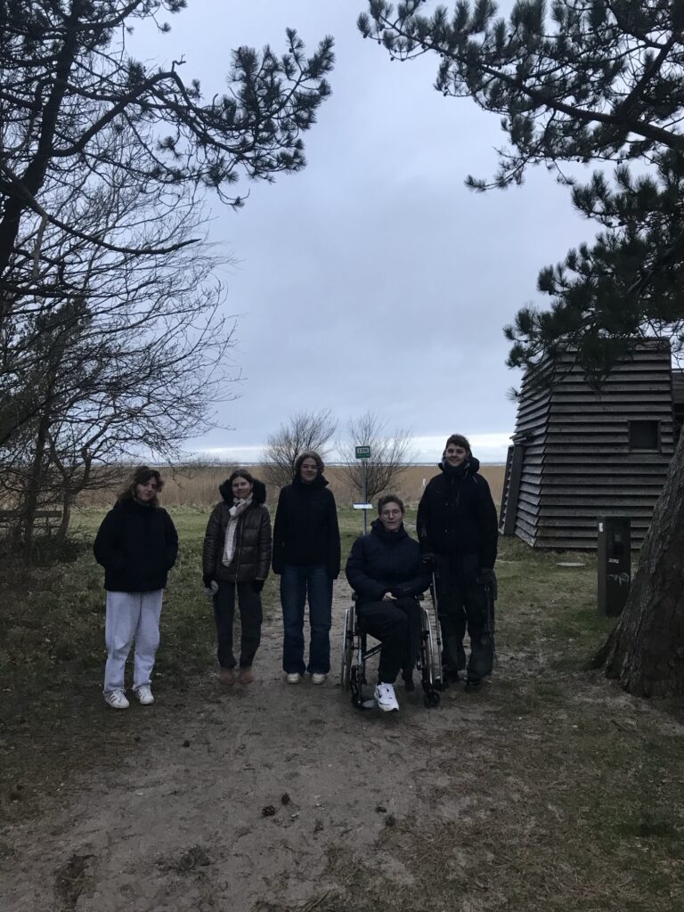 En gruppe making it deltagere der er ude at gå en tur på en sommerhustur. 