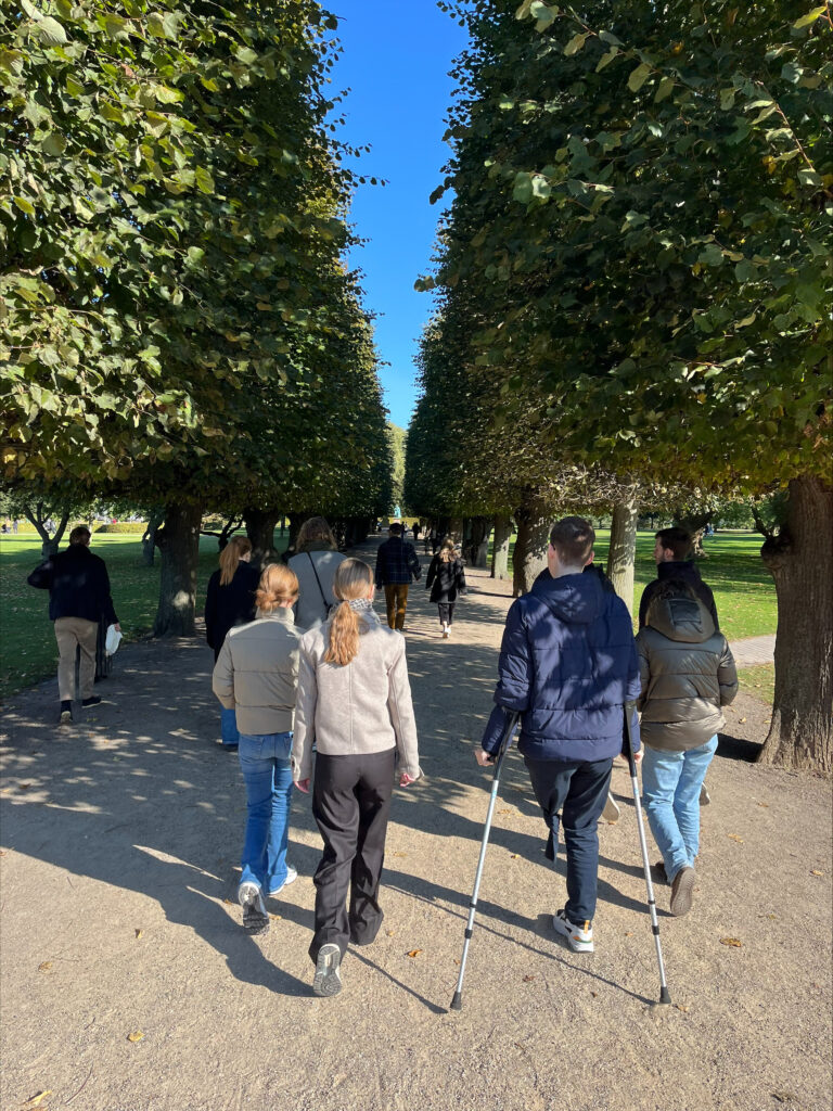 Fælles gåtur i Kongens Have. 