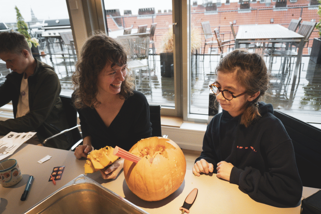 Halloweenevent hvor der skæres græskar.