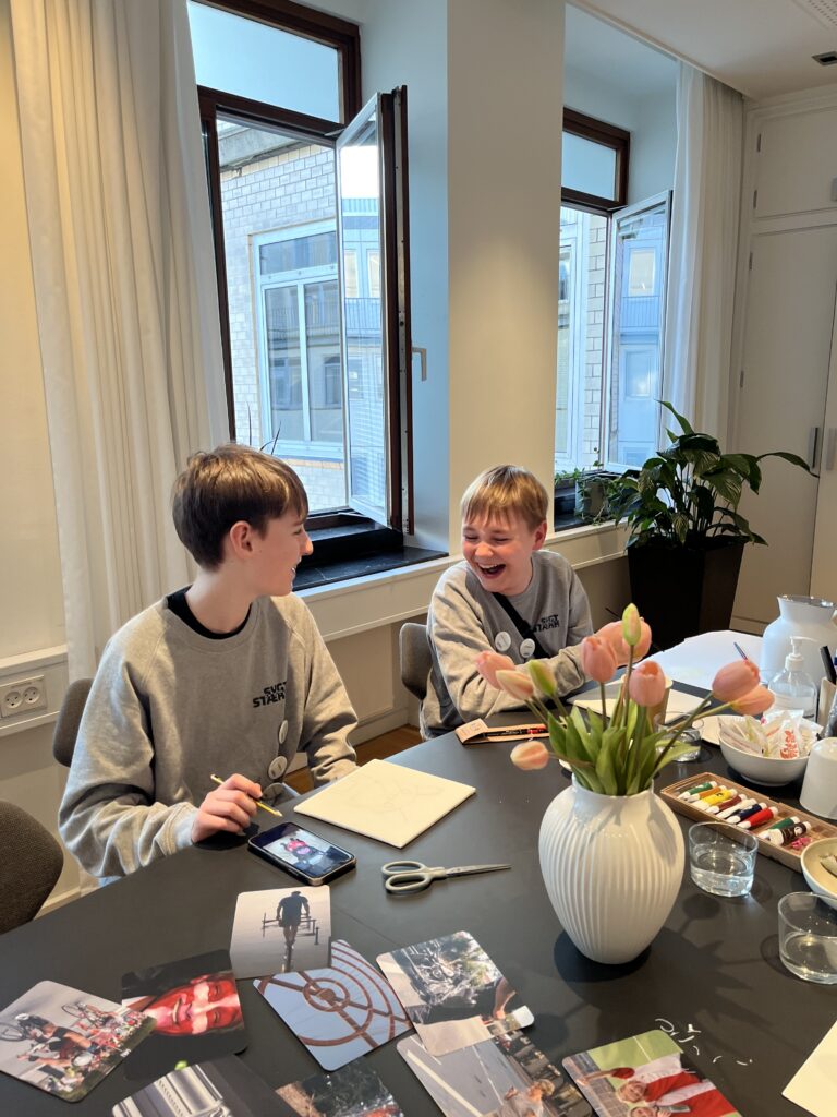 To unge fra juniorklubben der maler og griner.