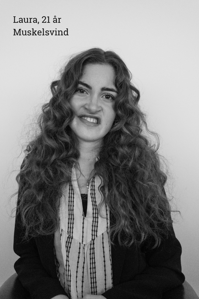 Laura, 22 år, muskelsvind. Citat: "Jeg håber, at jeg med min historie kan motivere og inspirere syge som raske til at blive ved med at se det positive i livet og får det bedste ud af de kort man har på hånden."