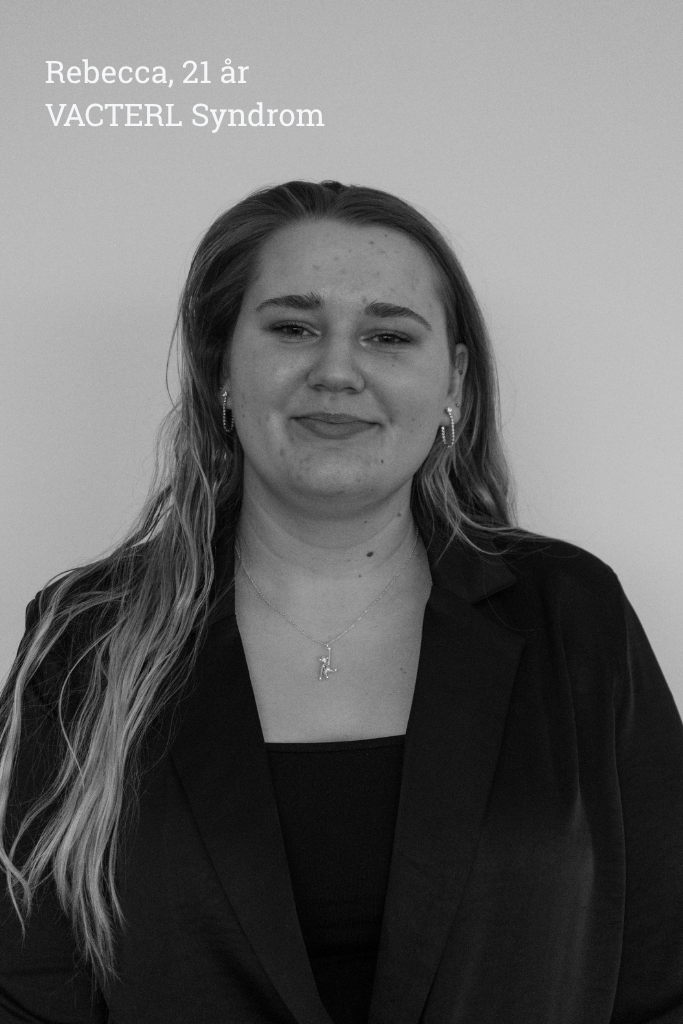 Rebecca, 21 år, VACTERL Syndrom Citat: ""Jeg vil bruge min historie til at inspirere andre som står i en lignende situation, som jeg gjorde og gør. Jeg håber, at min historie kan motivere andre til selv at turde at gå efter deres drømme."