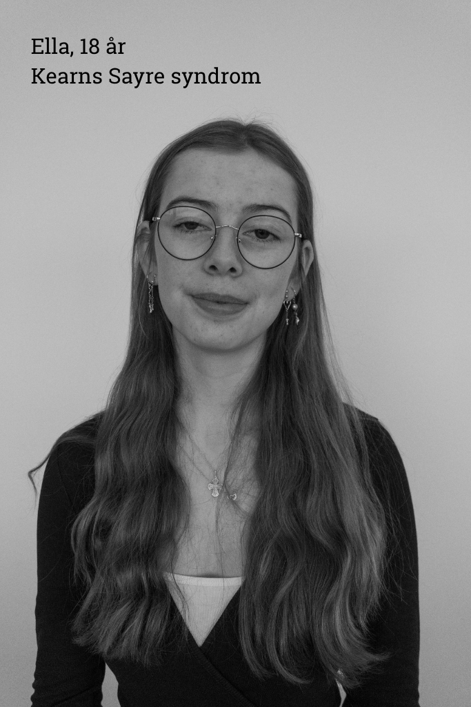 Ella, 18 år, Kearns Sayre syndrom Ella citat:"Jeg er med i fortællerkorpset for, gennem min egen historie, at sætte fokus på, hvordan det er at være ung med en kronisk sygdom."